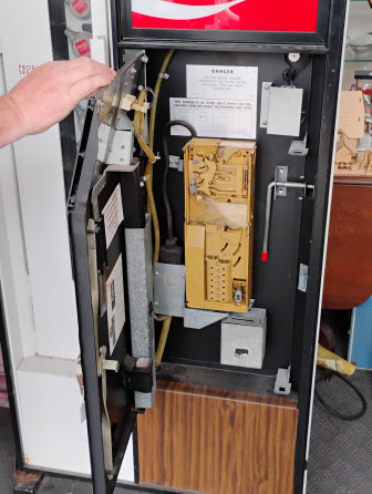 1976 Coca-Cola Vending Machine – Classic Vintage Look!